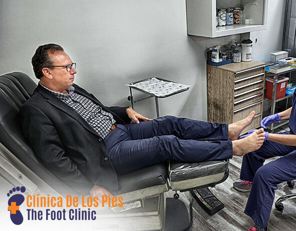 Doctor&Male_Patient_HDR_ClinicaDeLosPiesSantaAna - FootClinicSantaAna.com